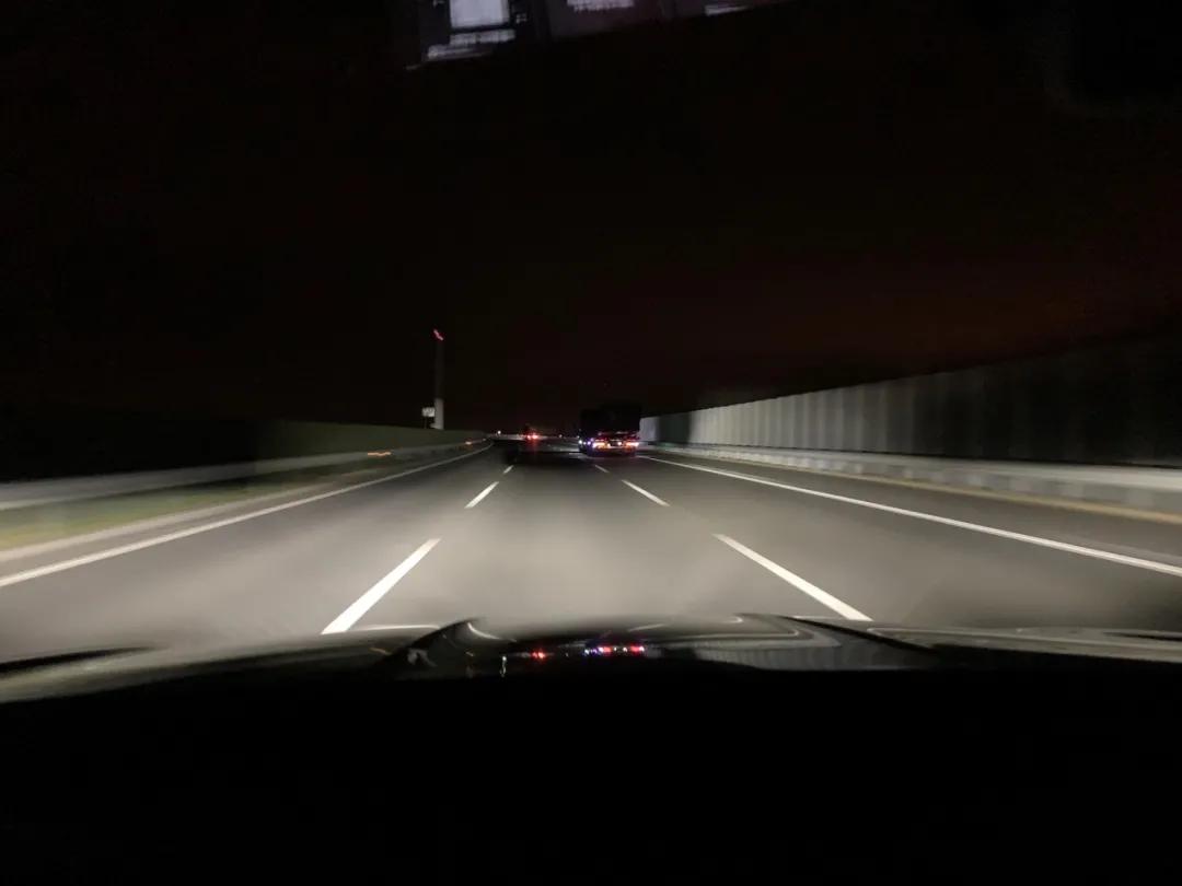 吉利汽車最新款SUV，引領(lǐng)智能出行新潮流